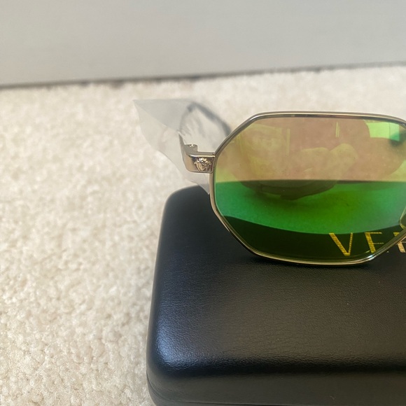 SOLD **BRAND NEW VERSACE SUNGLASSES** - Picture 4 of 11
